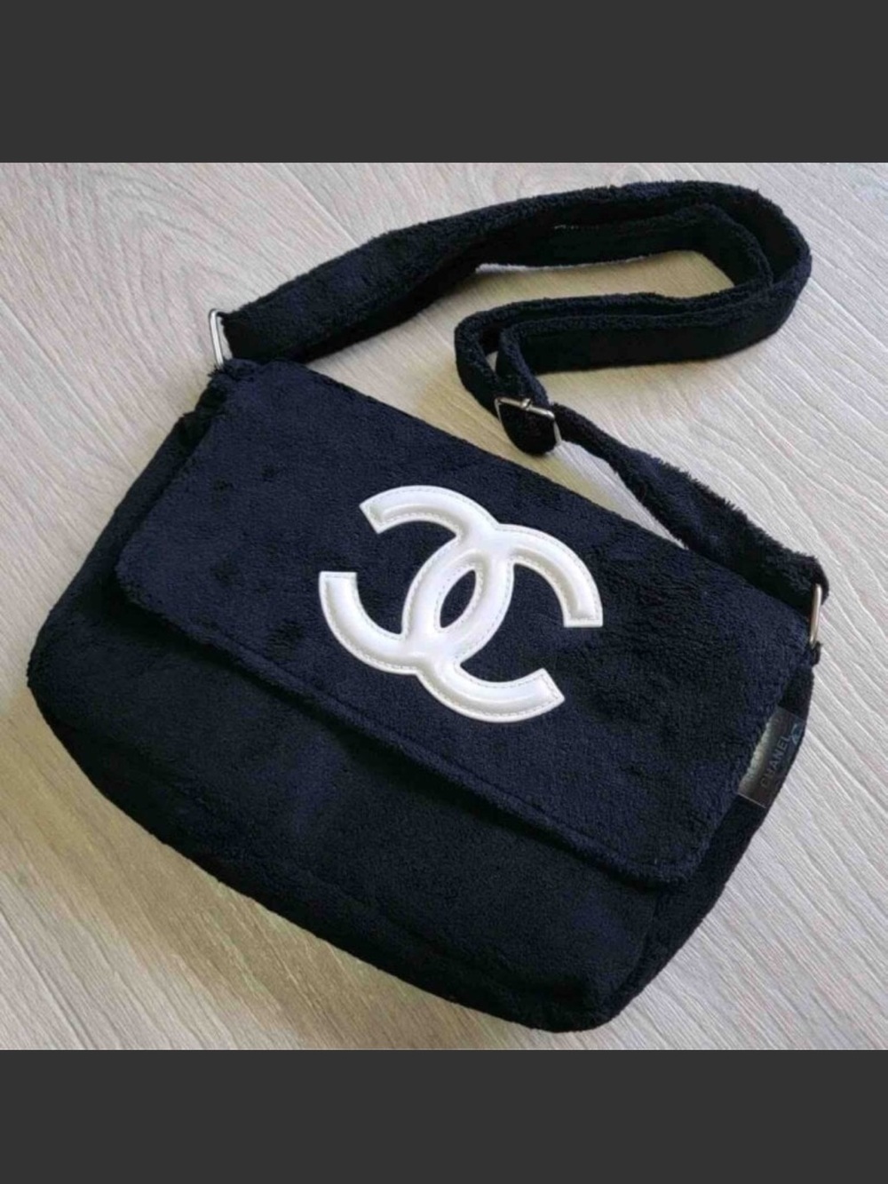 CHANEL Black Shoulder Bag with White CC Emblem VIP GWP - Picture 4 of 14
